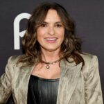 Маришка Харгитей, 62 года, выглядела слишком круто в этом модном и удобном для обуви джинсах — приобретите образ от 28 долларов