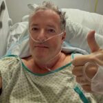 Пирс Морган госпитализирован со сломанным бедром после того, как «споткнулся на маленьком шаге», поделился селфи со своей больничной койки