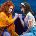 Пляжи на Бродвее: посмотрите, как Джессика Воск и Келли Барретт поют веселую мелодию из мюзикла «Слезоточивый» (эксклюзив)