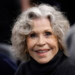 По словам стилиста, прямые брюки Джейн Фонды — секрет того, как выглядеть «индивидуально» без особых усилий