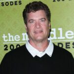 Причина смерти актера сериала «Миддл» и «Друзья» Пэта Финна раскрыта после его смерти в 60 лет