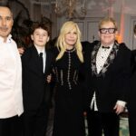 Сыновья Элтона Джона Закари, 15 лет, и Элайджа, 12 лет, выглядят взрослыми, когда они присоединились к папе для редкого появления на новогодней вечеринке