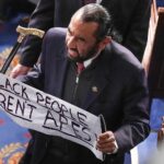 Член палаты представителей Эл Грин подрывает позицию Трампа в стране, вывесив лозунг «Черные люди — не обезьяны» после того, как президент поделился расистским видео Обамы