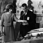 Джеки Кеннеди в частном письме опасался, что Центр Кеннеди станет политизированным, если он будет назван в честь Джона Кеннеди: «Он имеет право на мир»