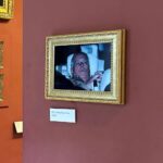 Фотография экс-принца Эндрю после ареста, повешенная активистами в парижском Лувре: «Он сейчас потеет»