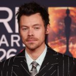 Гарри Стайлс осветил красную дорожку церемонии вручения наград BRIT Awards 2026 в костюме Chanel в тонкую полоску и балетках