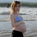 Карли Рэй Джепсен показывает свою шишку на пляже с мужем Коулом М.Г.Н.: «Готова к вечеринкам в 3 часа ночи»