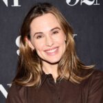 Платье Дженнифер Гарнер, подчеркивающее силуэт, напоминает стиль Amazon, который «выглядит намного дороже, чем есть на самом деле»