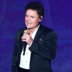 Посетитель концертов Донни Осмонда подал в суд на певицу и казино, утверждая, что в нее ударил слишком большой мяч во время выступления в Лас-Вегасе