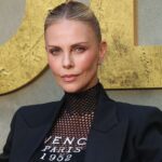 Шарлиз Терон вспоминает, как фотограф «оскорблял меня в течение 15 часов» в начале ее карьеры модели