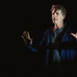 Шон Хейс знакомится с неизвестным в первом взгляде на новый внебродвейский сольный спектакль (эксклюзив)