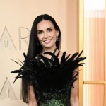 Красная дорожка Оскара: Деми Мур и Николь Кидман – в платьях с перьями, а Педро Паскаль – с цветком