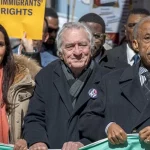 Роберт Де Ниро и Джимми Киммел посетили протесты против Трампа в США