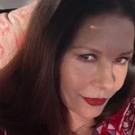 Кэтрин Зета-Джонс отпраздновала Пасху в вышиванке