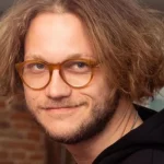 Актер Константин Темляк, которого бывшая обвинила в насилии, развелся с женой