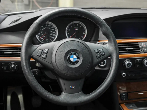 Вид на колеса и боковую часть BMW M5 E60 S85 V10